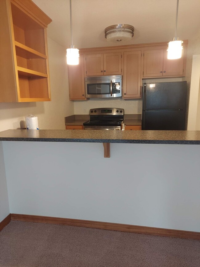 Kitchen breakfast bar - Pinehurst Apartments