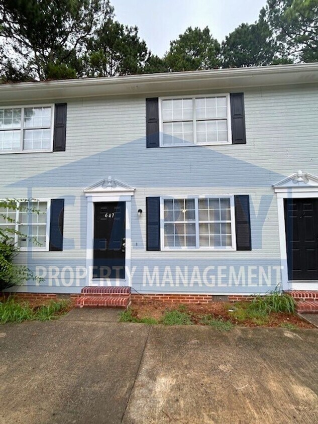 Primary Photo - Quiet, convenient location!