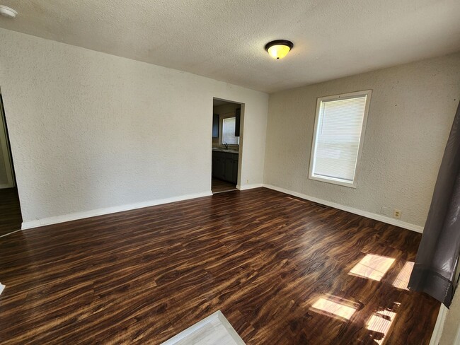 Foto del edificio - Spacious 3-Bedroom, 1-Bathroom Home AVAILA...