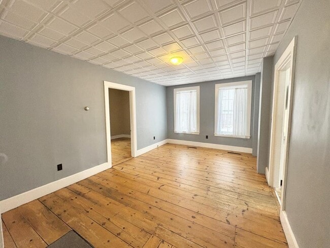 Building Photo - 14 Maple St