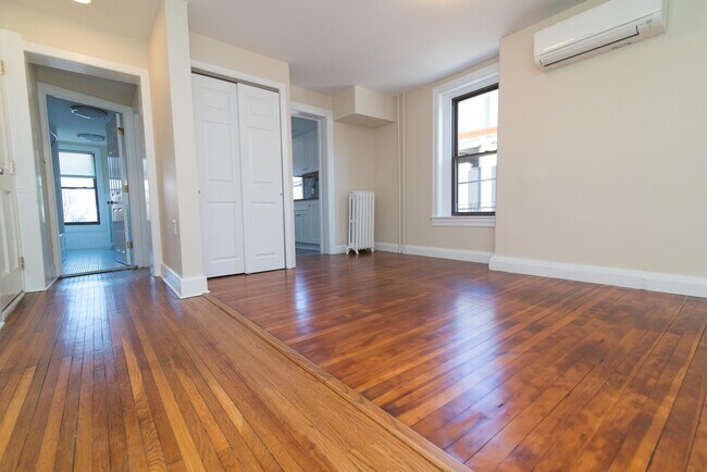 Foto del edificio - 317 W 2nd St
