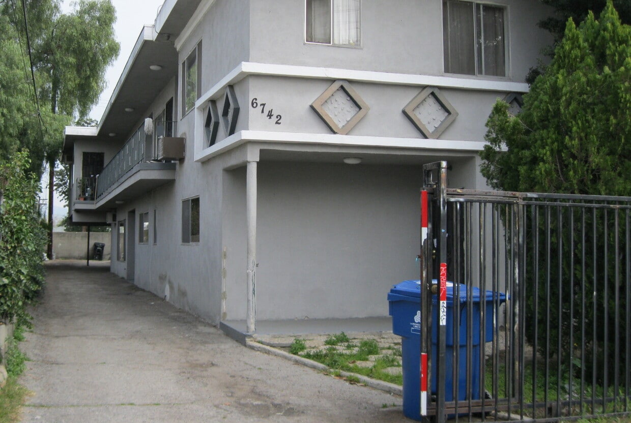 Foto principal - 6742 Farmdale Ave