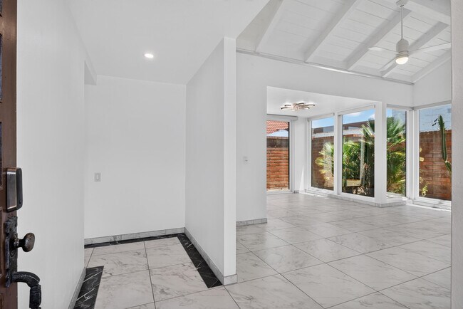 Foto del edificio - 2490 E Miramonte Cir