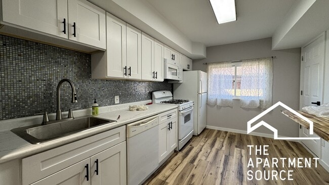 Building Photo - 5536 W Windsor Ave