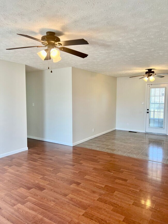 Building Photo - COMING SOON! 3 Bedroom, 2 Bath Home off Ne...