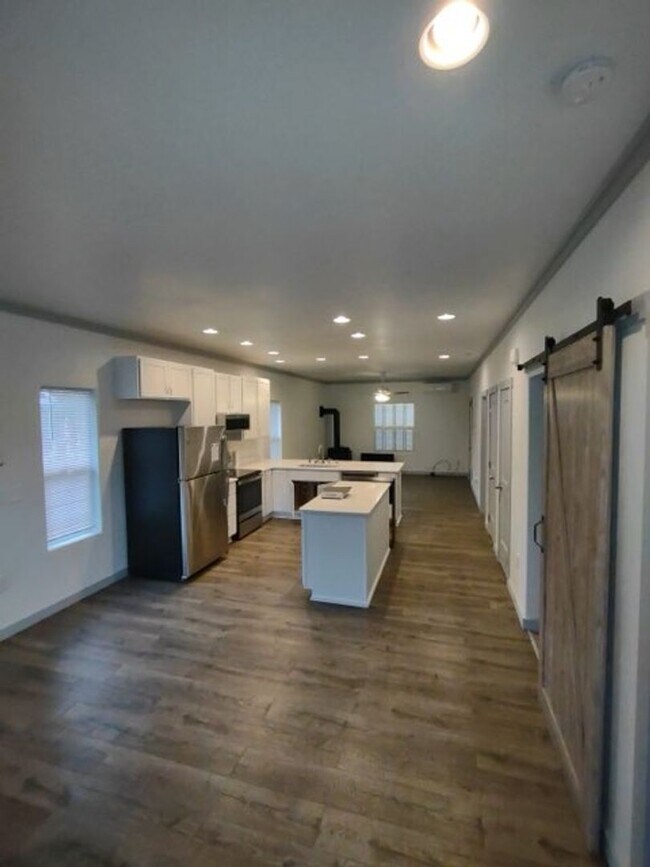 Building Photo - Like New 2 BR 2 BA Beach Home