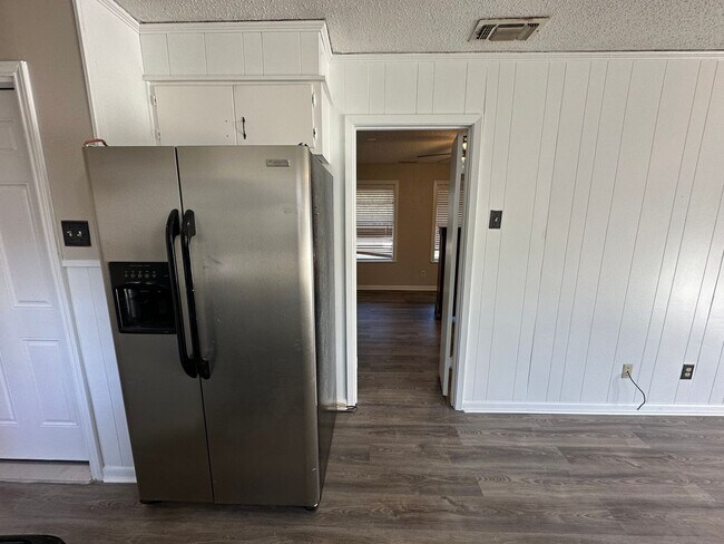 Building Photo - 1921 N Carlyle Ave