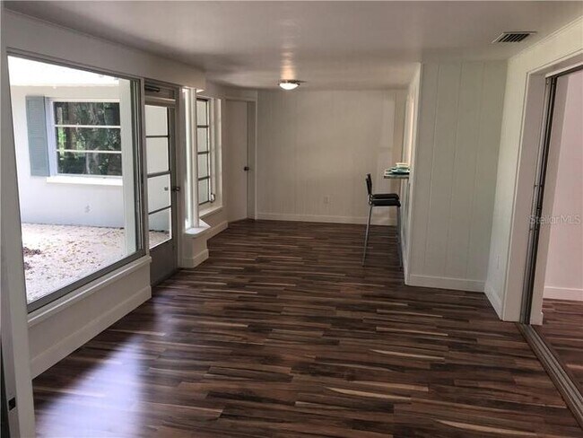 Foto del edificio - 6514 Blue Water Ave