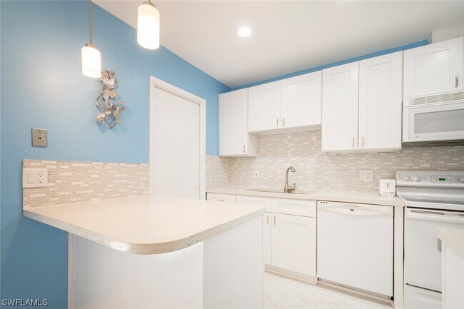 Building Photo - 788 Park Shore Dr