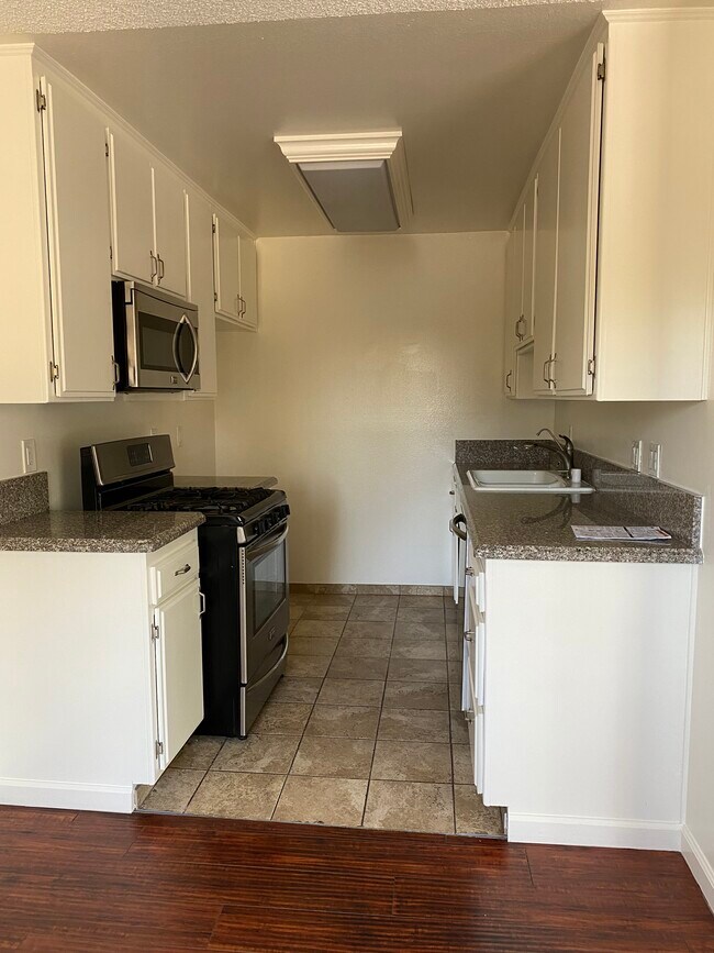 Foto del edificio - 501 E Magnolia Blvd