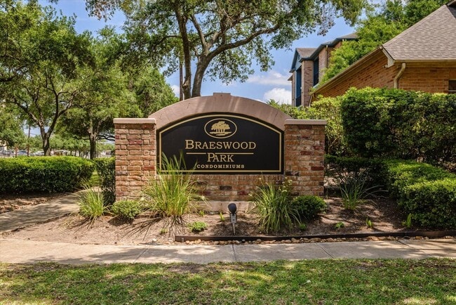Building Photo - 2255 Braeswood Park Dr