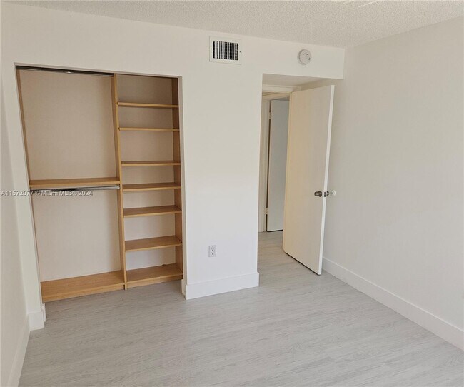 Building Photo - 9427 Fontainebleau Blvd