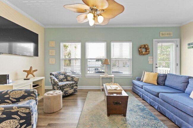 Building Photo - FURNISHED OFF-SEASON MONTHLY RENTAL - AVAI...