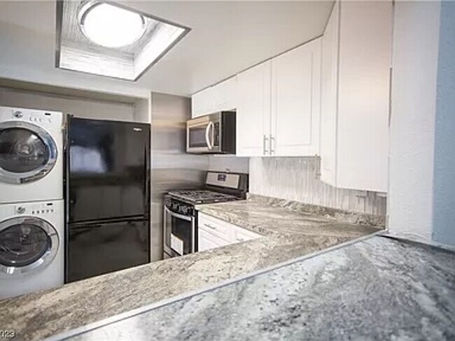Building Photo - 1 YEAR LEASE FURNISHED TOWN HOME