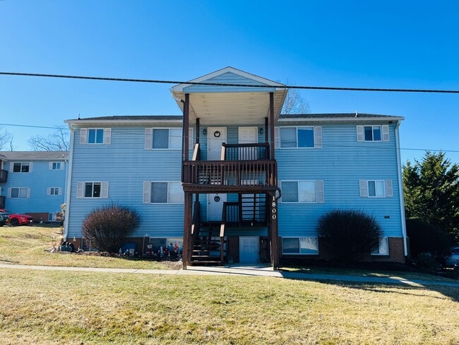 Building Photo - 3 Bedroom, 2 Bath Apartment