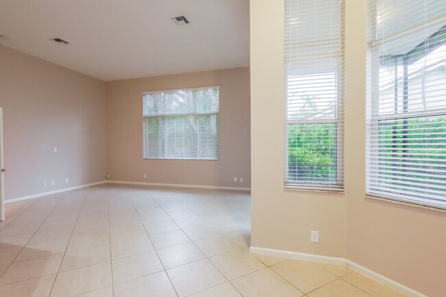 Building Photo - 2560 Jardin Manor