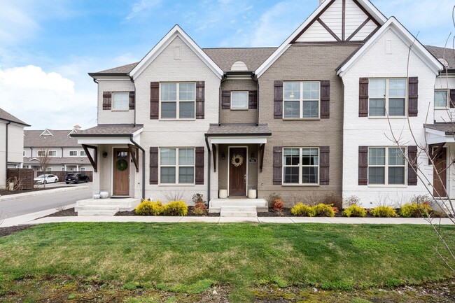 Building Photo - Gorgeous, luxury townhome in convenient We...