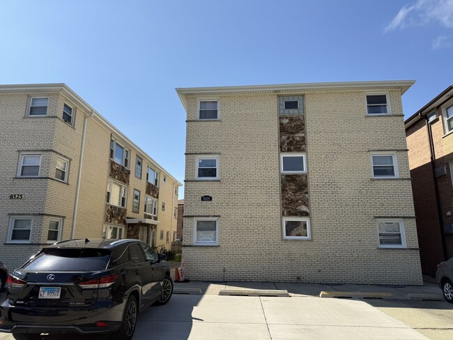 Building Photo - 8529 W Catalpa Ave