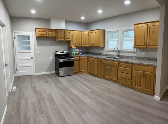 Building Photo - Nice 3 bedroom 1 bathroom