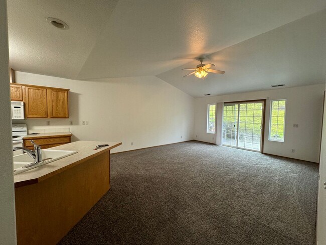 Foto del edificio - 2 bedroom 2 bathroom Roseburg Duplex