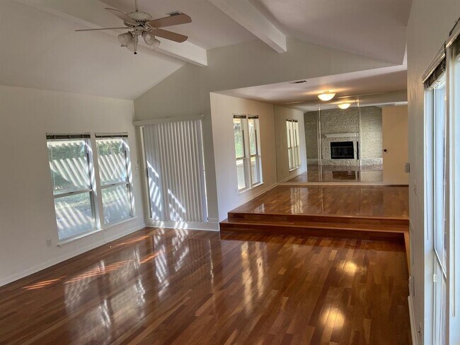 Foto del edificio - 6603 Robbie Creek Cove