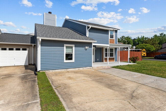 Building Photo - 871 Riverbend Rd