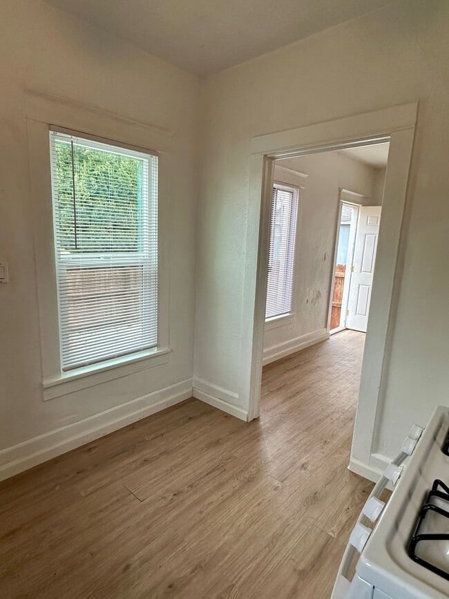 Building Photo - 2 Bedroom House Available Now!