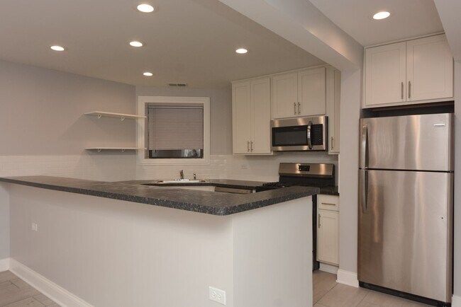 Foto del edificio - 902 W Montrose Ave