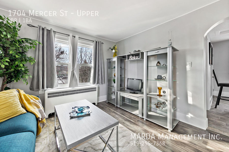 Primary Photo - CHARMING 2-BEDROOM/1BATH UPPER UNIT IN CEN...