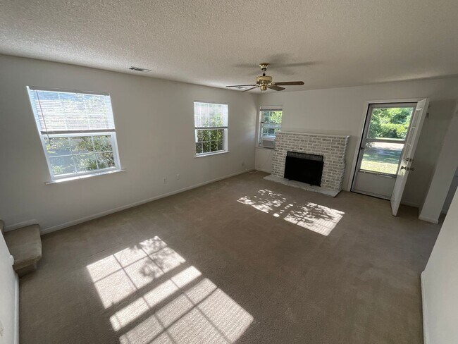 Foto del edificio - Beautiful 4/2 Frame Home in Marianna on Well