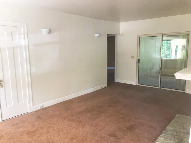 Building Photo - 5 bed/3 bath and 3 kitchen house in West U...