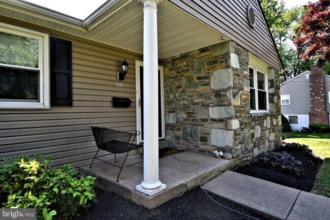 Building Photo - 1673 Kenmare Dr