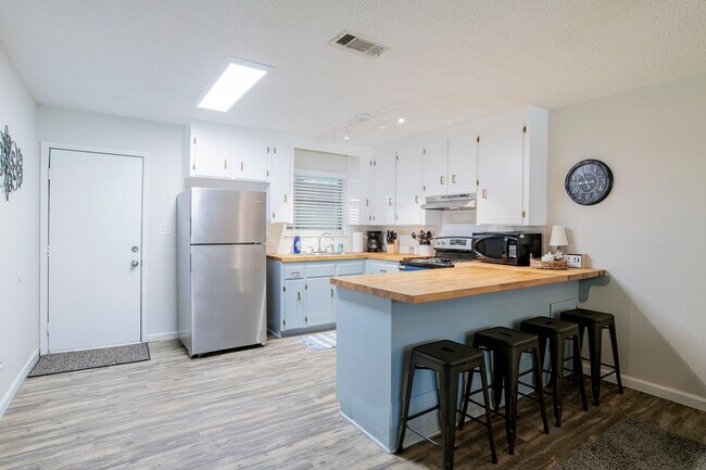 Foto del edificio - 2 Bedroom Duplex Unit on a Quiet Street off Nine Mile Rd