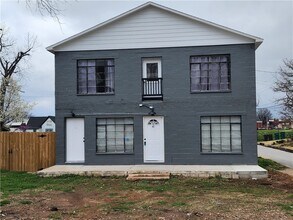 Building Photo - 415 W Poplar St