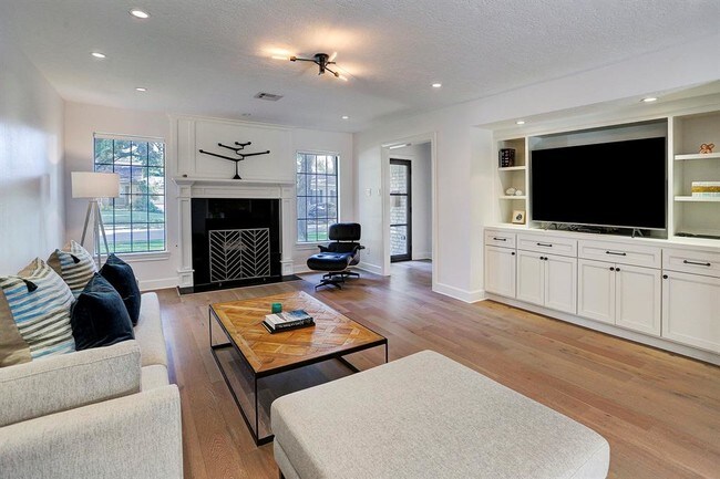 Foto del edificio - 10710 Deerwood Rd