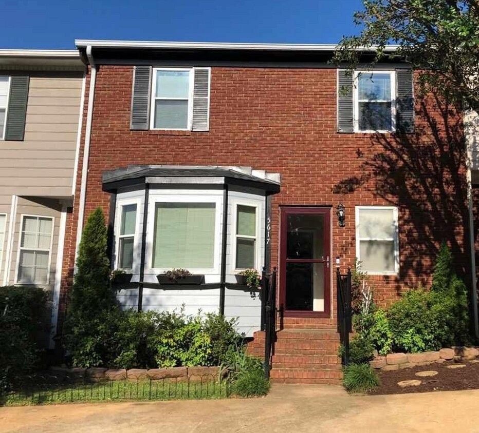 Foto principal - Spacious 3 Bedroom Townhouse for Rent!