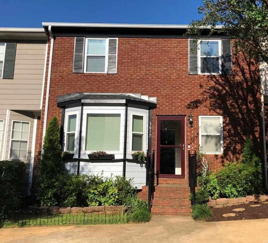 Primary Photo - Spacious 3 Bedroom Townhouse for Rent!