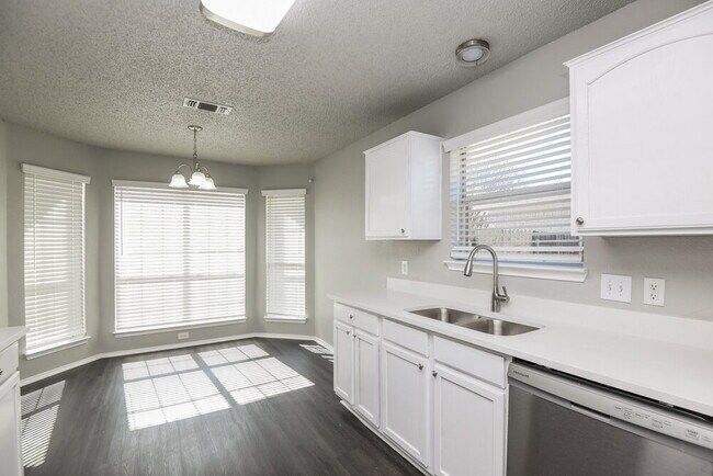 Building Photo - 1121 Sandalwood Dr