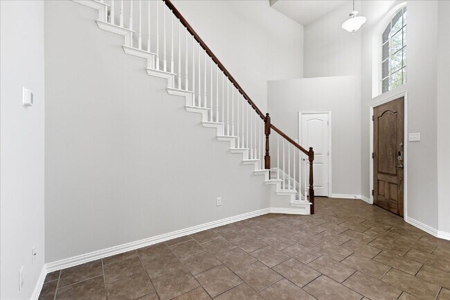 Foto del edificio - 2-story townhouse, featuring 3 beds, 2 full baths and 1 half bath.