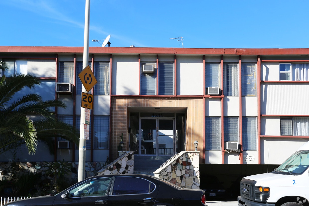 Building Photo - 1211 N Detroit St