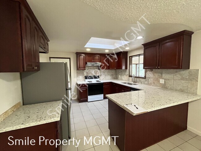 Foto del edificio - A charming ranch-style single-family home located in the Milwaukie area.