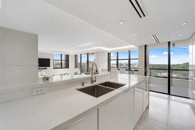 Foto del edificio - 2555 Collins Ave