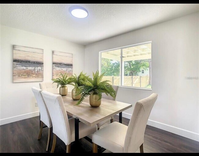 Building Photo - 401 Woodview Dr