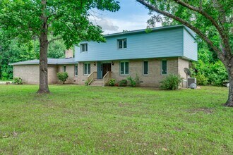 Building Photo - 400 Derby Ln