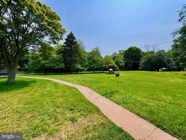 Foto del edificio - 847 Highspire Rd
