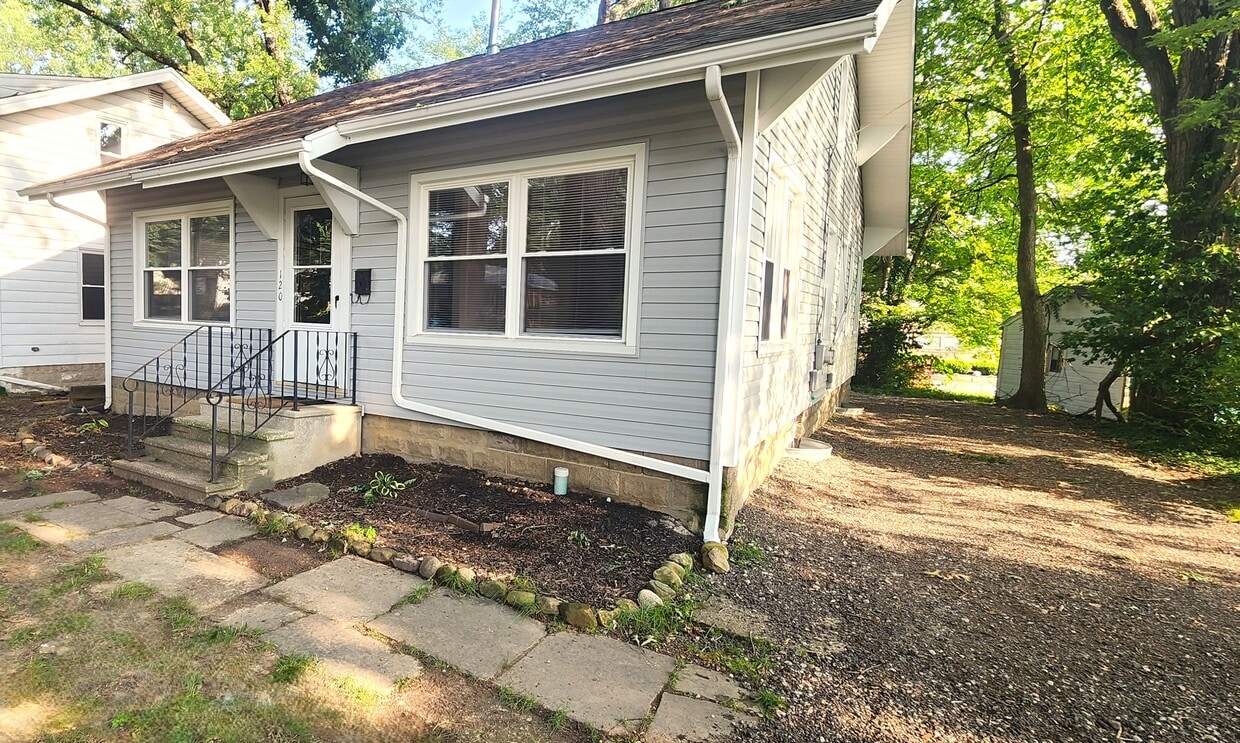 Primary Photo - 120 E School St