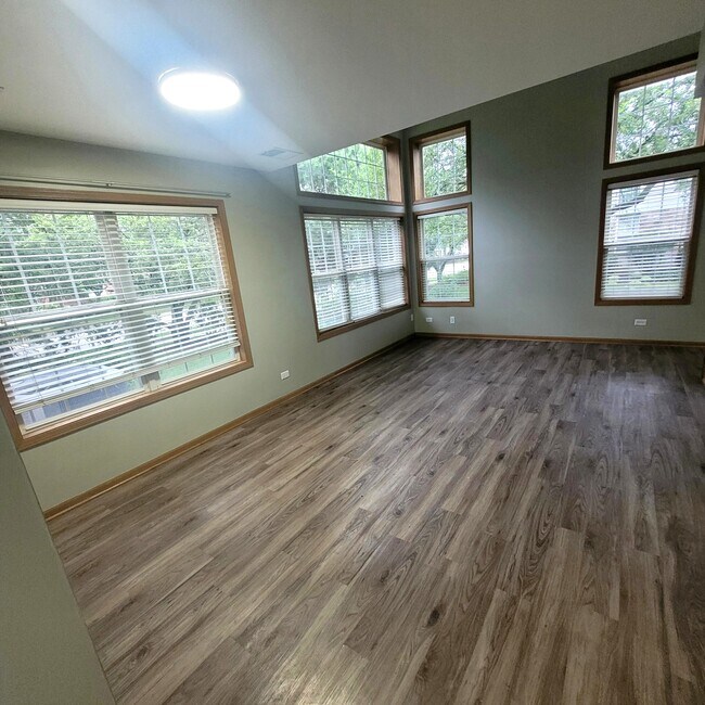 Foto del edificio - 156 Castlewood Ct