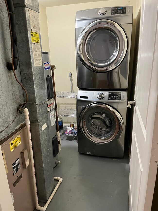 Washer dryer - 209 S Vine Ave