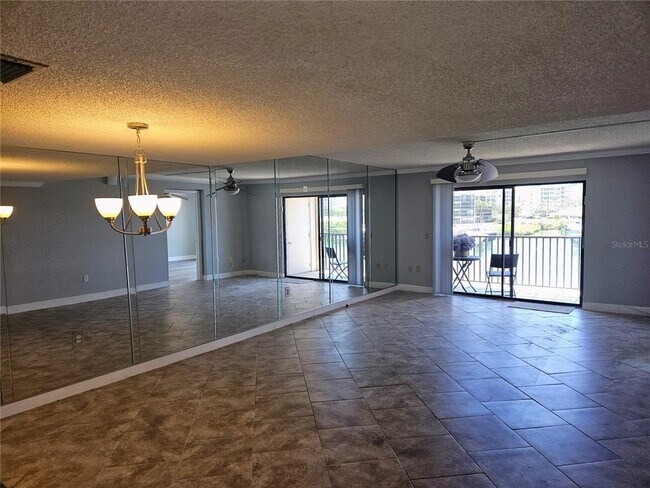 Building Photo - 7600 Sun Island Dr S