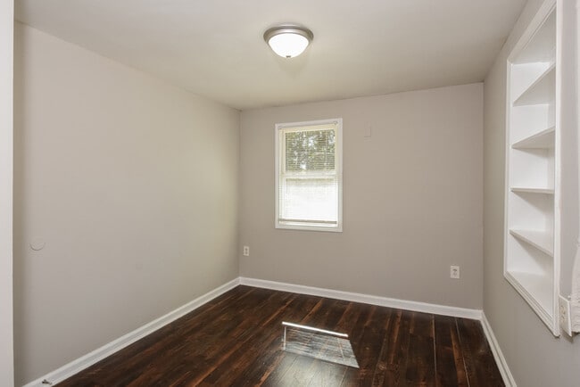 Building Photo - Fantastic 4bd/2ba home! Let yourself in!